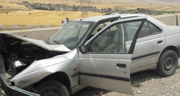 واژگونی پژو ۴۰۵ در محور کرمانشاه اسلام آبادغرب ۲ مصدوم برجای گذاشت+عکس