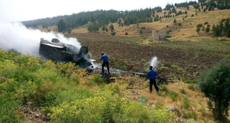 واژگونی وانت پیکان در محور اسلام آباد به کرمانشاه ۲ کشته و مصدوم برجای گذاشت+عکس