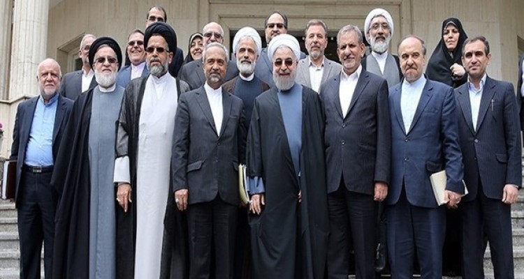 سلطانی فر: طاهری مدیرعامل پرسپولیس می‌ماند/مولاوردی: ترکیب کابینه قطعی نشده است/دهقان: وزیر دفاع آمریکا به طبیب مراجعه کند