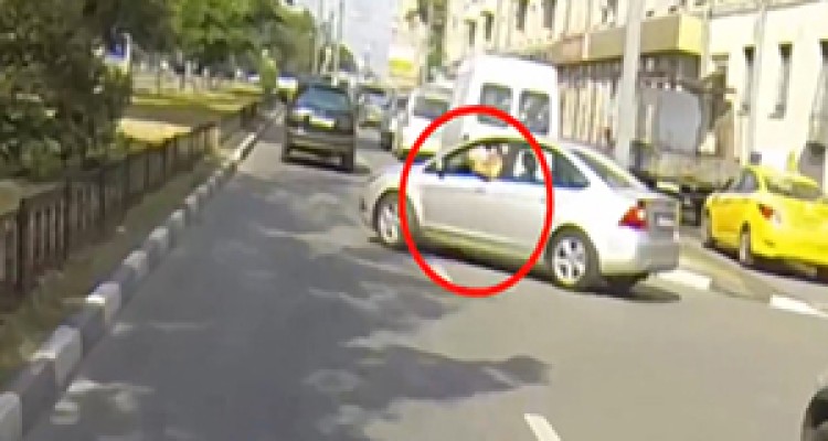 انتقام موتورسوار از رانندگانی که در خیابان آشغال می‌ریزند! + فیلم 