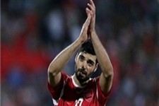 طارمی جایزه بهترین بازیکن سال را به موزه امام رضا (ع) تقدیم می‌کند