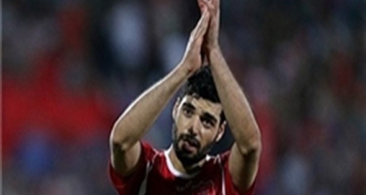 طارمی جایزه بهترین بازیکن سال را به موزه امام رضا (ع) تقدیم می‌کند