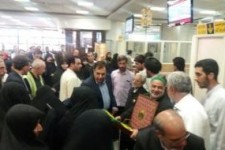 بدرقه شورانگیز خدام رضوی توسط مردم در فرودگاه کرمانشاه