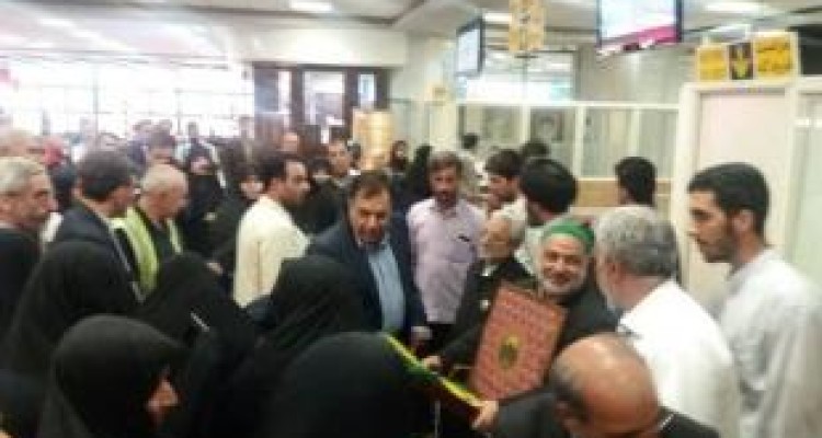 بدرقه شورانگیز خدام رضوی توسط مردم در فرودگاه کرمانشاه