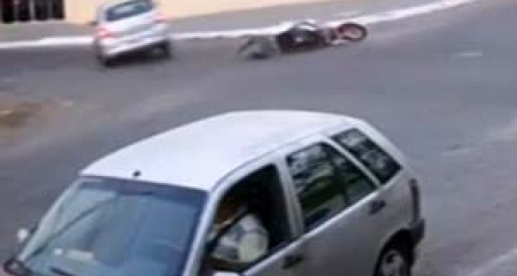 تصادف دلخراش خودرو با موتور سیکلت در چهارراه + فیلم 