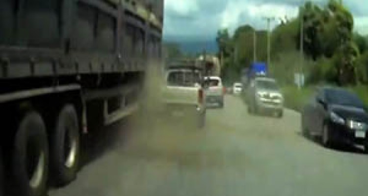  آتش گرفتن کامیون حمل کپسول گاز پس از ترمز بریدن + فیلم