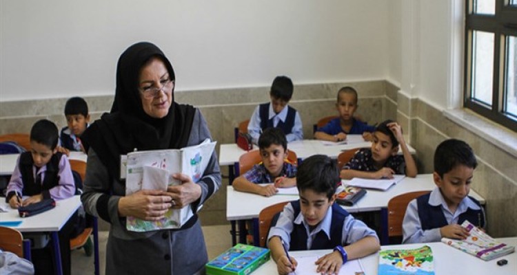 استخدام لهجه‌‌ غلیظ ها ممنوع/ کلیه و مثانه عمل شده به درد معلمی نمی‌‌خورد!