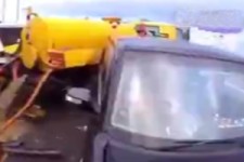 عاقبت برخورد سپر جلوی ماشین عقبی به سپر عقب ماشین جلویی! + فیلم 