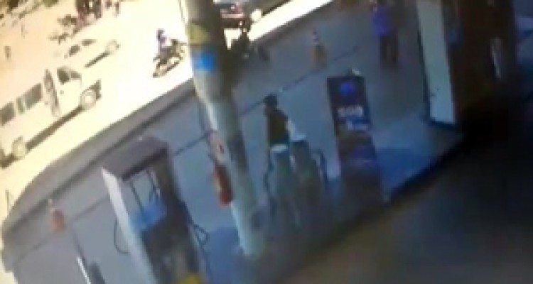 مرگ دلخراش موتورسوار زیر چرخ‌های تریلی + فیلم 