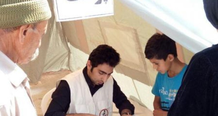 برپایی کاروان سلامت توسط جمعیت هلال احمر در اسلام آباد غرب