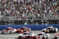 حرکات نمایشی خودروها، تماشاگران را سوزاند! + فیلم 