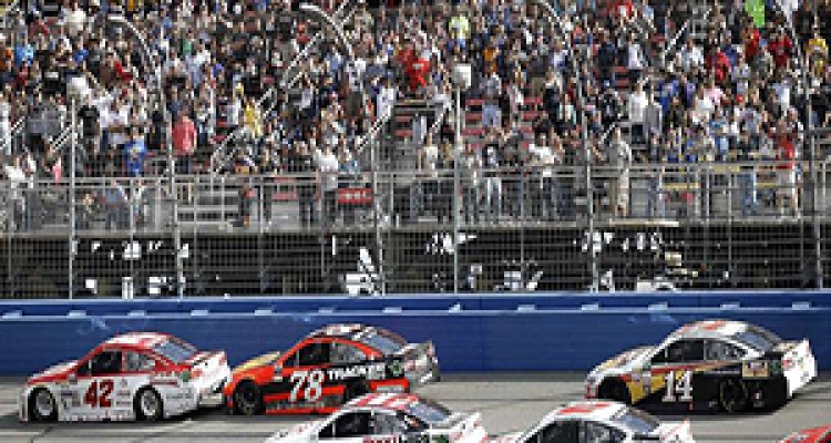 حرکات نمایشی خودروها، تماشاگران را سوزاند! + فیلم 