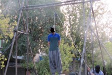 قاتل دختر جوان در اسلام آبادغرب به دار مجازات آویخته شد/تشکر مردم از دستگاه قضایی و انتظامی+تصاویر