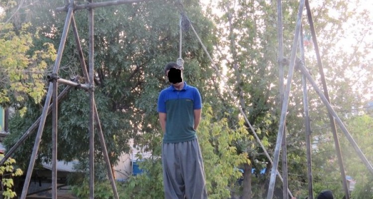 قاتل دختر جوان در اسلام آبادغرب به دار مجازات آویخته شد/تشکر مردم از دستگاه قضایی و انتظامی+تصاویر