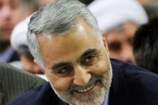 رفتار پدرانه سردارسلیمانی با دختری خردسال در گلزار شهدا + فیلم 