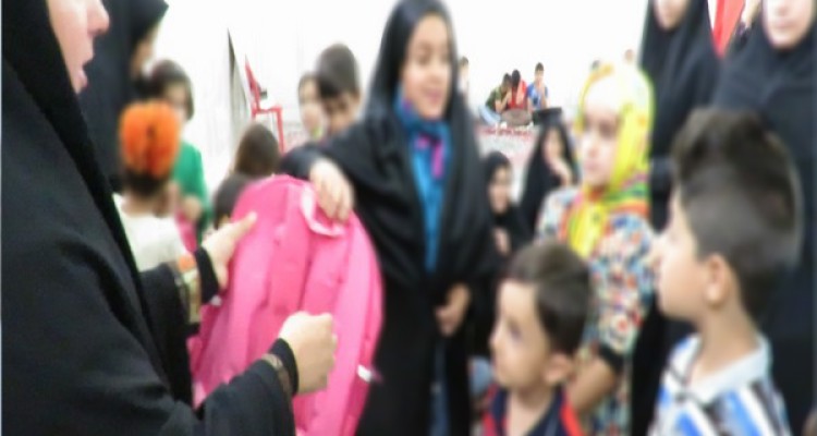 توزیع کیف و کوله مدرسه در قالب بسته های حمایتی تحصیلی دانش آموزان در اسلام آبادغرب+عکس