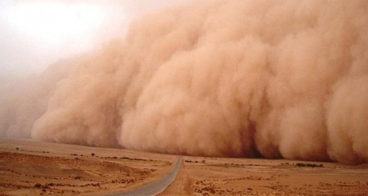 حمله‌ وحشتناک ریزگردها به خودروی سواری + فیلم 