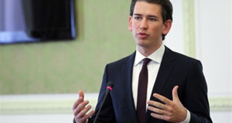 سفر وزیر خارجه اتریش به نیویورک بدون محافظ و در قسمت اکونومی هواپیما + فیلم 