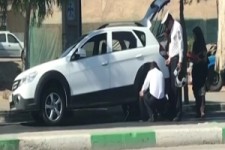 یاری رساندن ماموران پلیس به راننده معلول + فیلم 