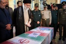 حضور رهبر انقلاب در کنار پیکر مطهر شهید حججی + تصاویر