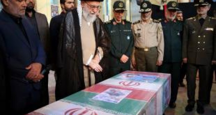 حضور رهبر انقلاب در کنار پیکر مطهر شهید حججی + تصاویر