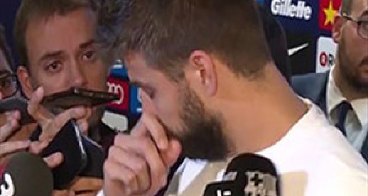 اشک‌های پیکه به خاطر رفتار پلیس اسپانیا با مردم کاتالونیا + فیلم 