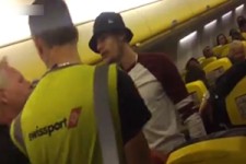 خفه کردن یک جوان ۲۲ ساله توسط مرد مسن در هواپیما + فیلم 