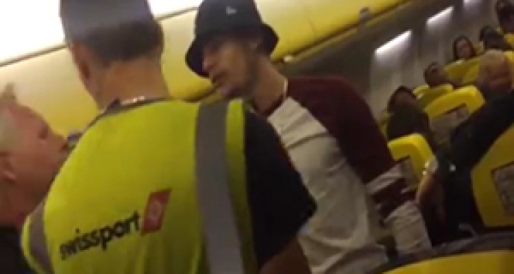 خفه کردن یک جوان ۲۲ ساله توسط مرد مسن در هواپیما + فیلم 