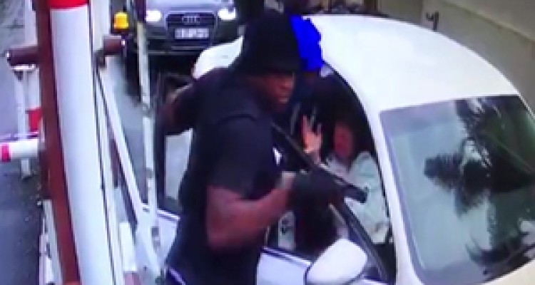 حمله چهار سارق مسلح به راننده زن + فیلم 