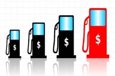 اصرار دولت برای افزایش قیمت بنزین/ مجلس مخالف است/ تا پایان سال قیمت بنزین تغییری نمی کند