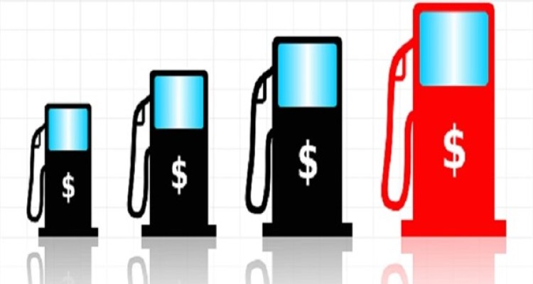 اصرار دولت برای افزایش قیمت بنزین/ مجلس مخالف است/ تا پایان سال قیمت بنزین تغییری نمی کند