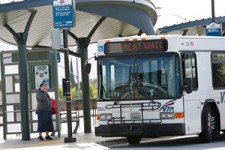 لحظه زیر گرفته شدن مادر و دختر توسط مینی بوس + فیلم 