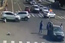 تصادف شدید موتور با خودرو پس از عبور از چراغ قرمز + فیلم 