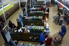 درگیری مشتری با سارق فروشگاه + فیلم 