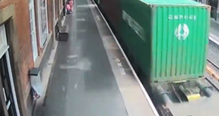 لحظه له شدن کالسکه توسط قطار باربری + فیلم 