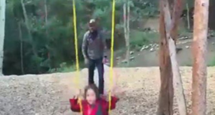 پدری که فرزندش را به سمت مرگ پرتاب کرد+ فیلم 