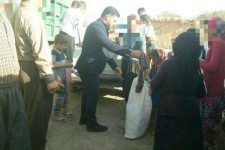 توزیع بسته های حمایتی و البسه زمستانی در روستاهای محروم بخش گواور+تصاویر