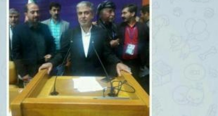 رفتار عجیب نماینده فراکسیون امید/ پس از سلفی با موگیرینی اینبار سلفی با تریبون سالن سران! 