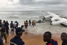 بیرون کشیدن لاشه هواپیمای سقوط کرده از آب در ساحل عاج + فیلم 