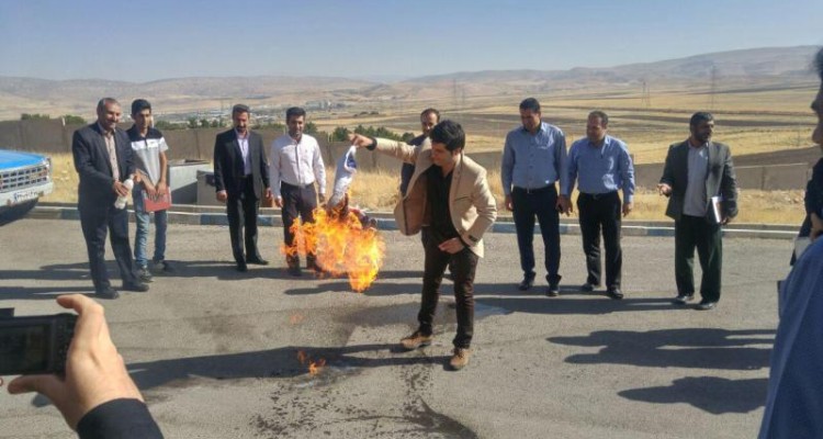 به آتش کشیدن پرچم آمریکا و رژیم صهیونیستی در دانشگاه آزاد اسلام آبادغرب+عکس