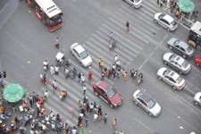 کمک راننده اتوبوس به دو کودک برای عبور از خیابان + فیلم 