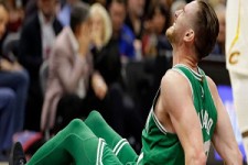 شکسته شدن پای یک بسکتبالیست حین بازی + فیلم 