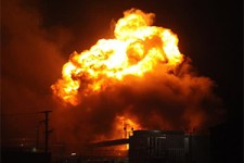 آتش گرفتن چند کارگر بر اثر انفجار مخزن گاز + فیلم 