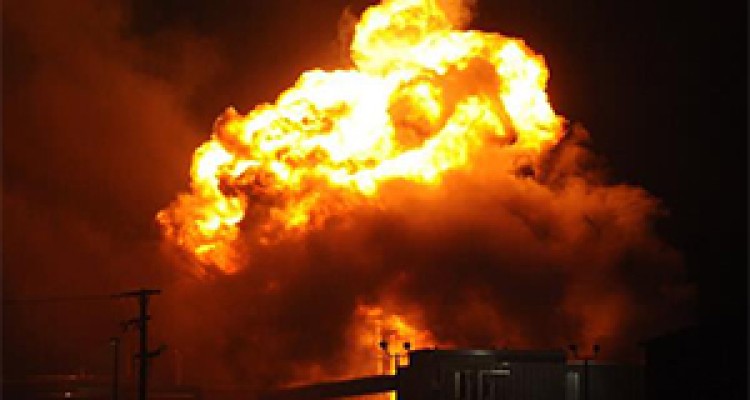 آتش گرفتن چند کارگر بر اثر انفجار مخزن گاز + فیلم 