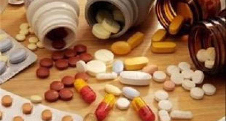 بیمه های تا خرخره بدهکار و داروهای تقلبی که ۹۵% وارداتی اند