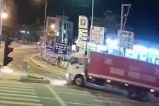  له شدن موتور زیر چرخ‌های تریلی + فیلم