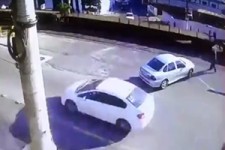 حادثه تلخ برای عابر پیاده روی ریل راه آهن + فیلم 