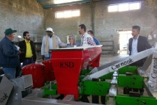 تایید کارائی دستگاه ساخته شده بومی برای کشت مستقیم نخود توسط مسئولان ارشد پروژه بین المللی امنیت غذایی( ایکاردا)