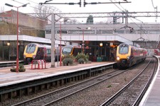 اقدام دیوانه‌وار یک دختر برای رد شدن از جلوی قطار + فیلم 