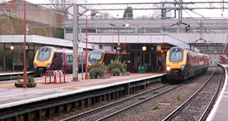 اقدام دیوانه‌وار یک دختر برای رد شدن از جلوی قطار + فیلم 